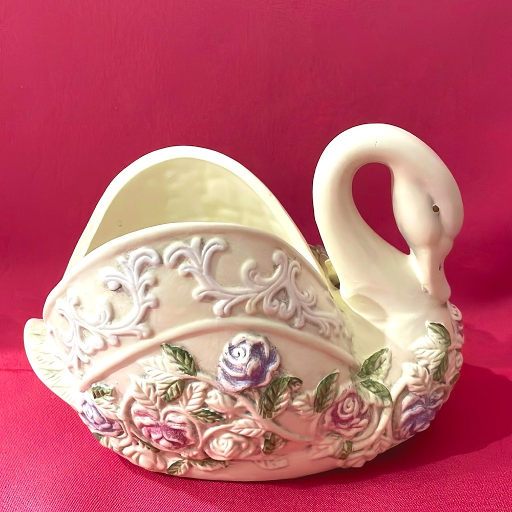Beautiful Vintage Clay/Pottery Handcrafted Swan Vase - P1051